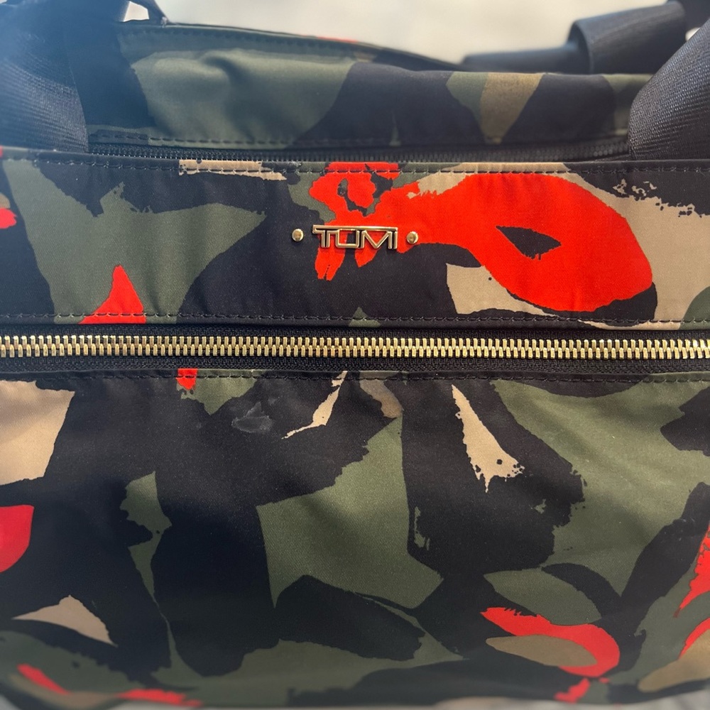 Tumi !!! Laptop / travel bagGreat condition!! can be put on luggage